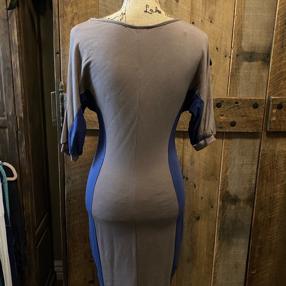 Color block dress. - Picture 3 of 5